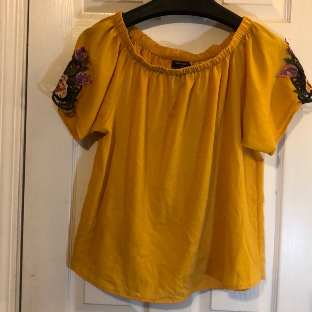 Gold “SOHO Girls” Blouse 🦋